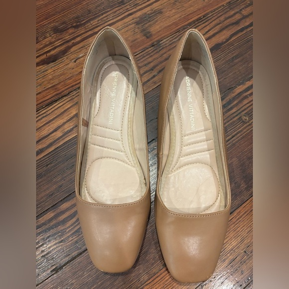 Adrienne Vittadini AV Palmer Wedge Low Heel Pump Faux Camel Leather Sz 8 - Picture 2 of 8